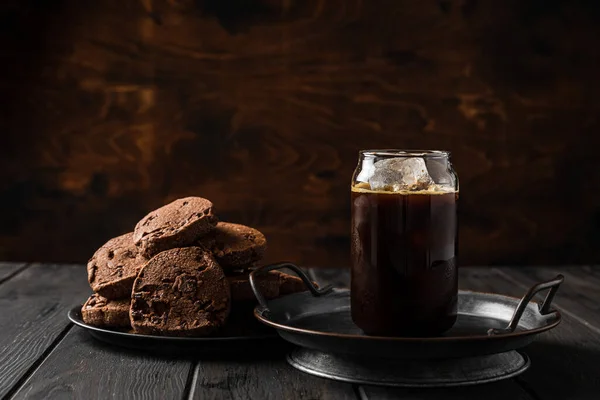 Glass Black Iced Coffee Chocolate Cookies Plate — Stok fotoğraf