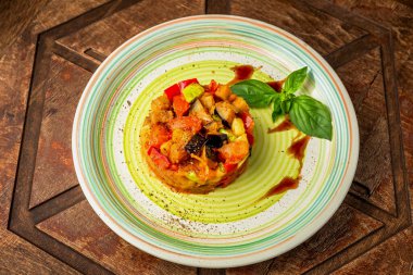 Sebzeli somon tartar, fesleğen, ahşap masa.