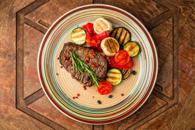 Izgara sebzeli biftek, garnitür, kabak, patlıcan, mantar, biber, biberiye, vişneli domates.