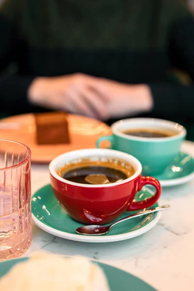 Duas Xícaras Café Preto Copo Água Uma Sobremesa Homem Fundo — Fotografia de Stock