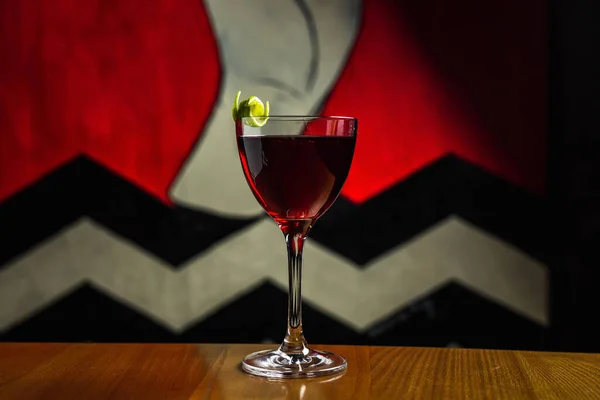 Klassisk Manhattan Cocktail Nick Och Nora Glas Ett Träbord — Stockfoto