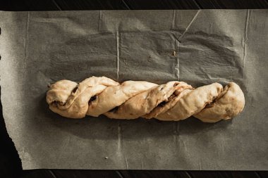 Tatlı süzme peynir, kuru üzüm ve reçelle örülmüş ekmek. Tepeden çekim.