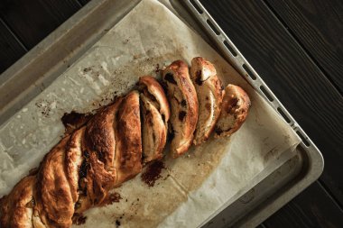 Ekmek, kuru üzüm ve reçelle örülmüş dilimlenmiş tatlı süzme peynirin yakın çekimi. Tepeden çekim.