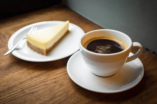 Une Tasse Café Noir Morceau Gâteau Fromage Servi Sur Assiette — Photo