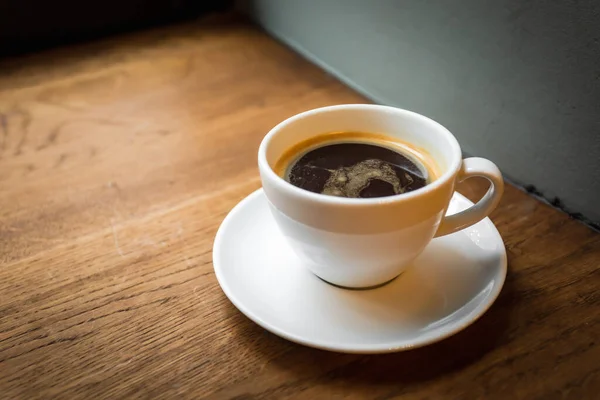 Uma Xícara Café Preto Parapeito Janela Madeira Luz Natural — Fotografia de Stock