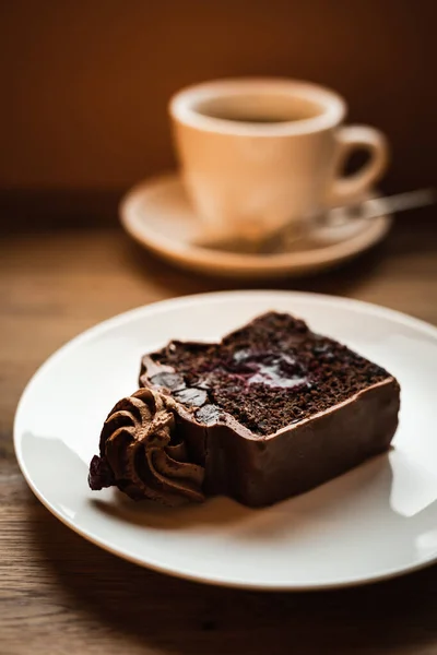 Chokladkaka Med Körsbärsfyllning Och Kopp Svart Kaffe Selektivt Fokus Naturligt — Stockfoto