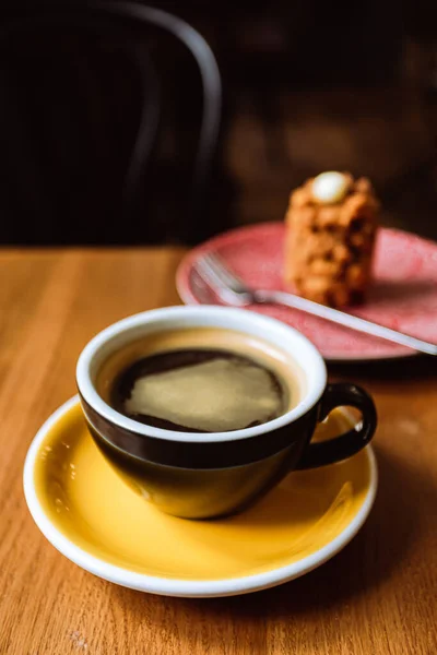 Uma Xícara Café Preto Uma Sobremesa Servida Uma Placa Mesa — Fotografia de Stock