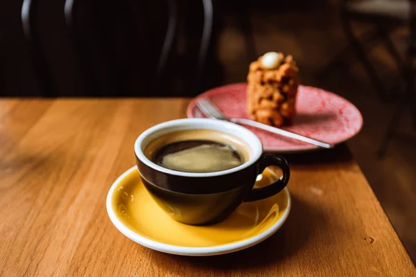Uma Xícara Cerâmica Café Preto Uma Sobremesa Servida Uma Placa — Fotografia de Stock