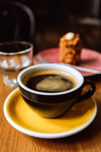 Uma Xícara Café Preto Uma Sobremesa Servida Uma Placa Copo — Fotografia de Stock