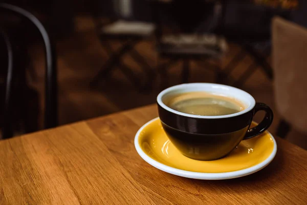 Une Tasse Céramique Café Noir Sur Table Bois Dans Café — Photo