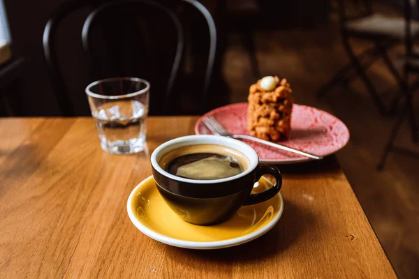 Uma Xícara Café Preto Uma Sobremesa Servida Uma Placa Copo — Fotografia de Stock