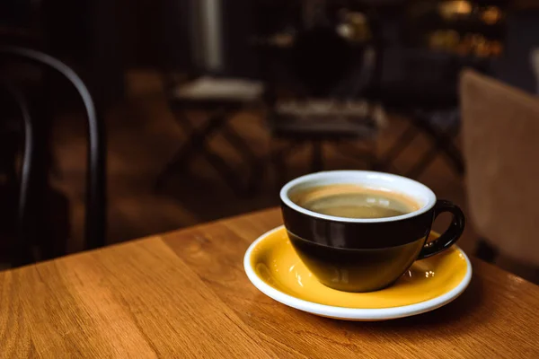 Une Tasse Céramique Café Noir Sur Table Bois Dans Café — Photo