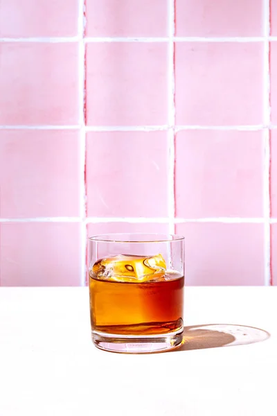 Whiskey Vagy Bourbon Jégkockás Pohárban Kemény Fénnyel Rideg Árnyékokkal Rózsaszín — Stock Fotó