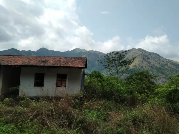 Dağ vadisindeki ücra kulübede.