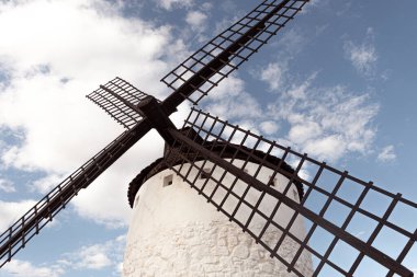 İspanya 'daki ünlü bir yel değirmeninin bıçaklarının yakın çekim görüntüsü. Kırsal, çevresel kavram