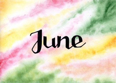 Suluboya arka planda June 'un el çizimi harfleri var. Yaz davetiyesi için mürekkep fırçası harfleri. Haziran ayındayız. Pankart, broşür, tebrik kartı, takvim için el yazısı.