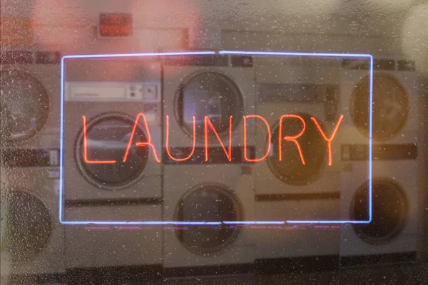 Prádelna Neonovou Značkou Deštivém Okně — Stock fotografie