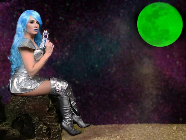 Alien Babe Kék Haj Zöld Hold Gazdaság Ray Gun — Stock Fotó