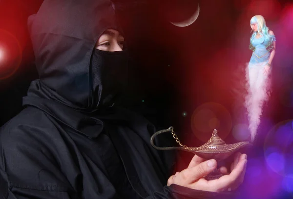 Ninja Holding Aladdins Lampa Med Genie — Stockfoto