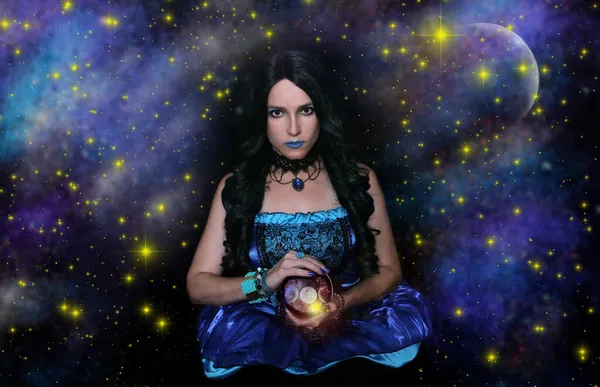 Γυναικείο Μέντιουμ Φόντο Crystal Ball Και Γαλαξία — Φωτογραφία Αρχείου