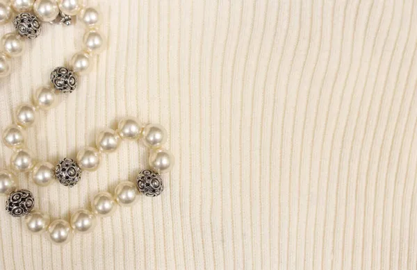 Perlen Auf Weißem Pullover Nahaufnahme — Stockfoto
