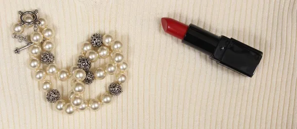 Perlen Und Roter Lippenstift Auf Weißem Pullover Nahaufnahme — Stockfoto