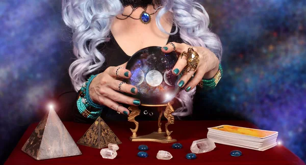 Psíquico Con Bola Cristal Cartas Del Tarot Fondo Galaxia — Foto de Stock