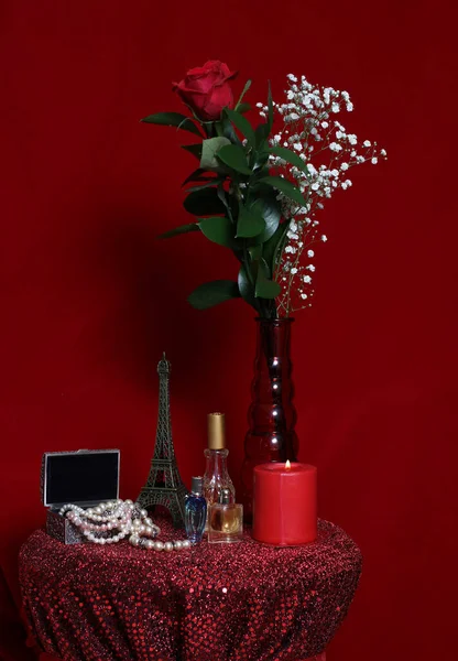 Жемчуг Красной Розой Эйфелевой Башней Красном Бархатном Фоне — стоковое фото