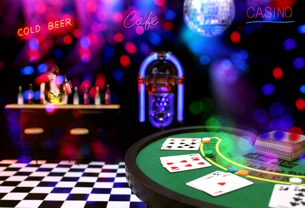 Miniature Poker Table Bar Scène Image composite avec des signes au néon et Bokeh — Photo