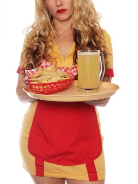 Çubuklu garson ve servis tepsisinde bira, beyaz.