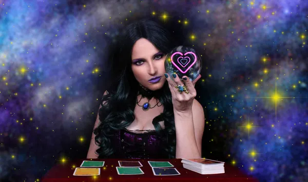 Psíquico Con Bola Cristal Cartas Del Tarot Fondo Galaxia — Foto de Stock