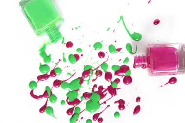 Pembe ve Yeşil Oje Beyaza Döküldü