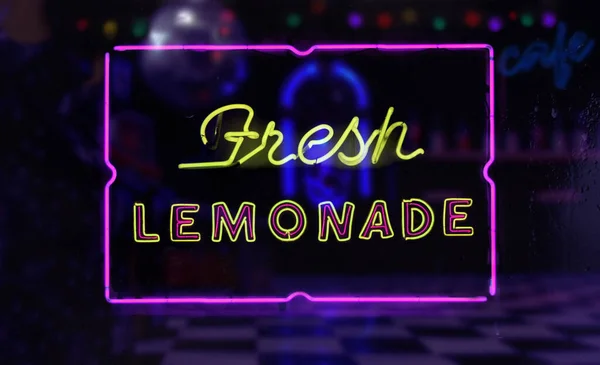 ( 영어 ) Neon Fresh Lemonade Sign in Rainy Window — 스톡 사진