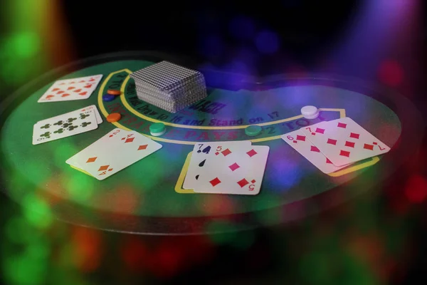 Jeux de casino avec une table de blackjack Bokeh colorée — Photo
