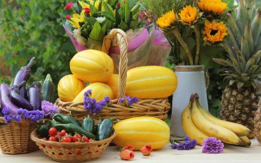 Taze meyve ve sebzeler pazarda satılıyor.