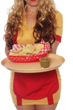 Tortilla Chips ve Salsa servisi yapan garson kız yaklaştı.