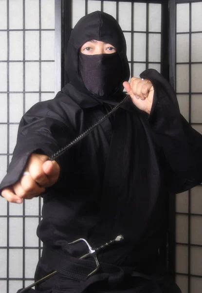 Ασιάτης Που Φοράει Στολή Ninja Και Κρατάει Όπλα — Φωτογραφία Αρχείου