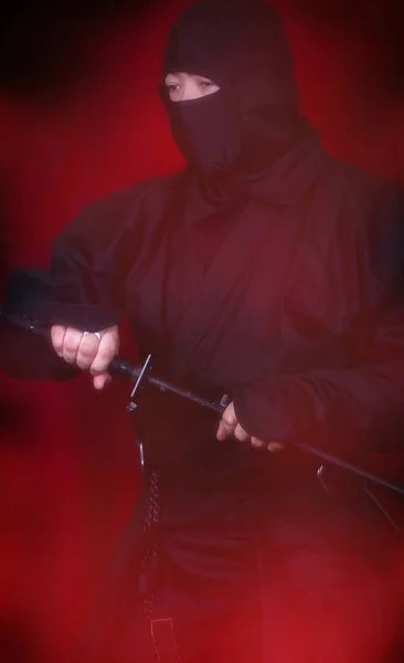 忍者衣装を着て武器を持っているアジア人男性 — ストック写真