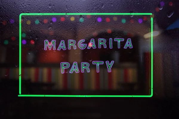 Neon Margarita Party Ouvrir Une Session Rainy Restaurant Window — Photo