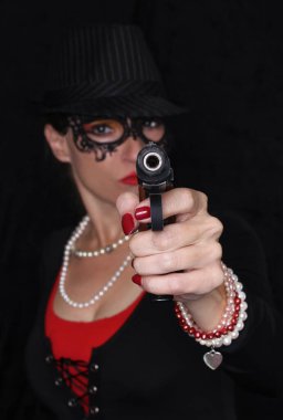 Silahlı Maskeli Kadın Sığ DOF Silah 1920 'nin Gangster Tarzına Odaklan