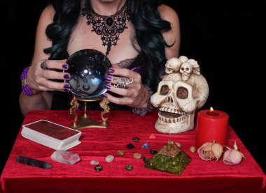 Kristal küreli ve tarot kartlı kadın medyum, sığ DOF