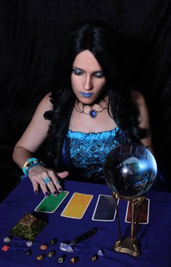 Kristal küreli ve tarot kartlı kadın medyum, sığ DOF
