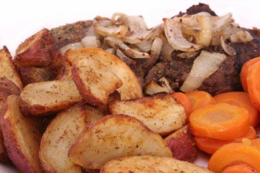 Havuçlu biftek ve fırında patates. Beyaz tabakta düğme, kapat.