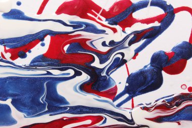 Beyaz Arkaplanda Kırmızı, Beyaz ve Mavi Oje Döküldü