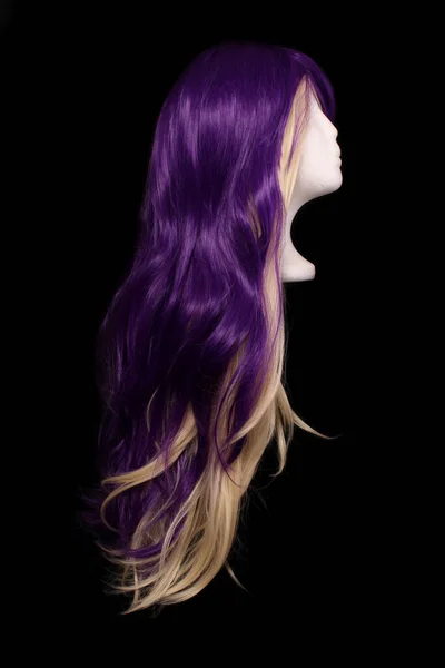 Long Purple Blond Peruca Fundal Negru — Fotografie, imagine de stoc