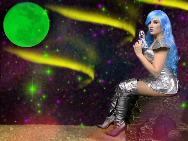 Alien Babe Μπλε Μαλλιά Και Πράσινο Φεγγάρι Κρατώντας Ray Gun — Φωτογραφία Αρχείου