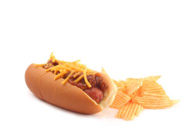 Acı biberli sosisli sandviç ve patates kızartmalı peynir.