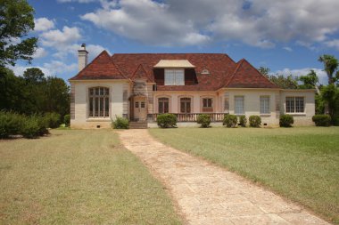 Terk Edilmiş Mavi Gök ve Bulutlu Tarihi Tuğla Evi