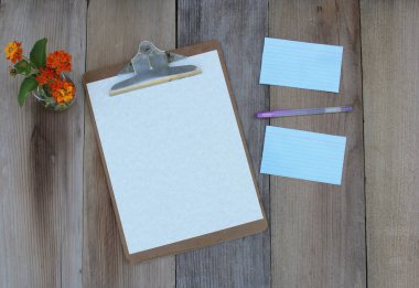 Tahta Tablo ve Çiçeklerin Düz Resmi Üzerine Boş Kağıt Sayfası