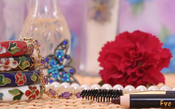 Perfumy Biżuteria Pudełkiem Kwiatów Biżuterii — Zdjęcie stockowe